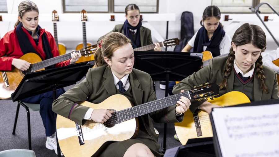 Guitar Ensemble_Co-curr_website hero