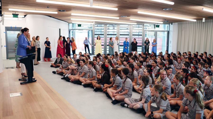 WebNews_Fiona-Hall-Opening